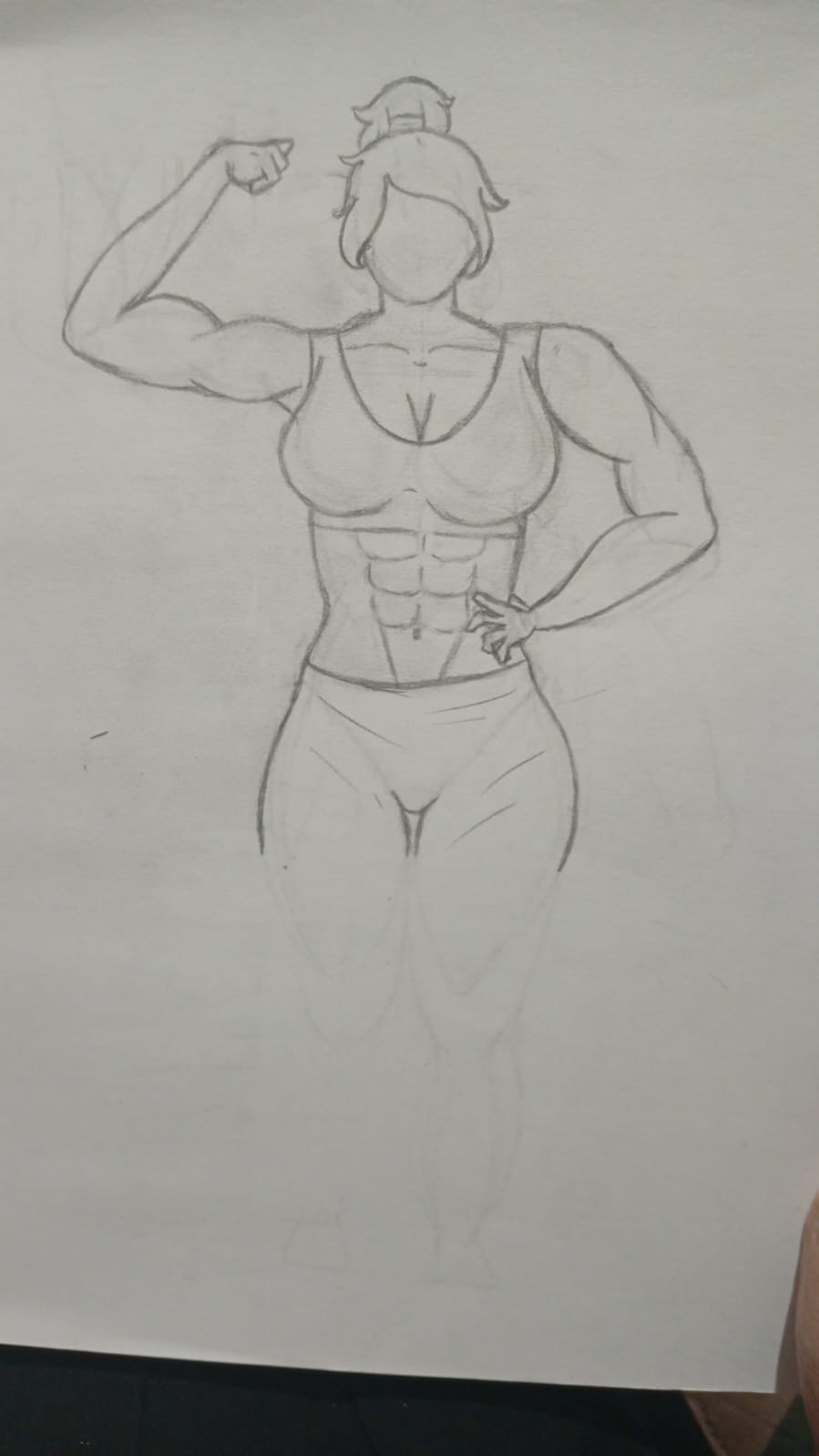 Mulher musculosa mostrando o biceps, usando um top e um short de academia