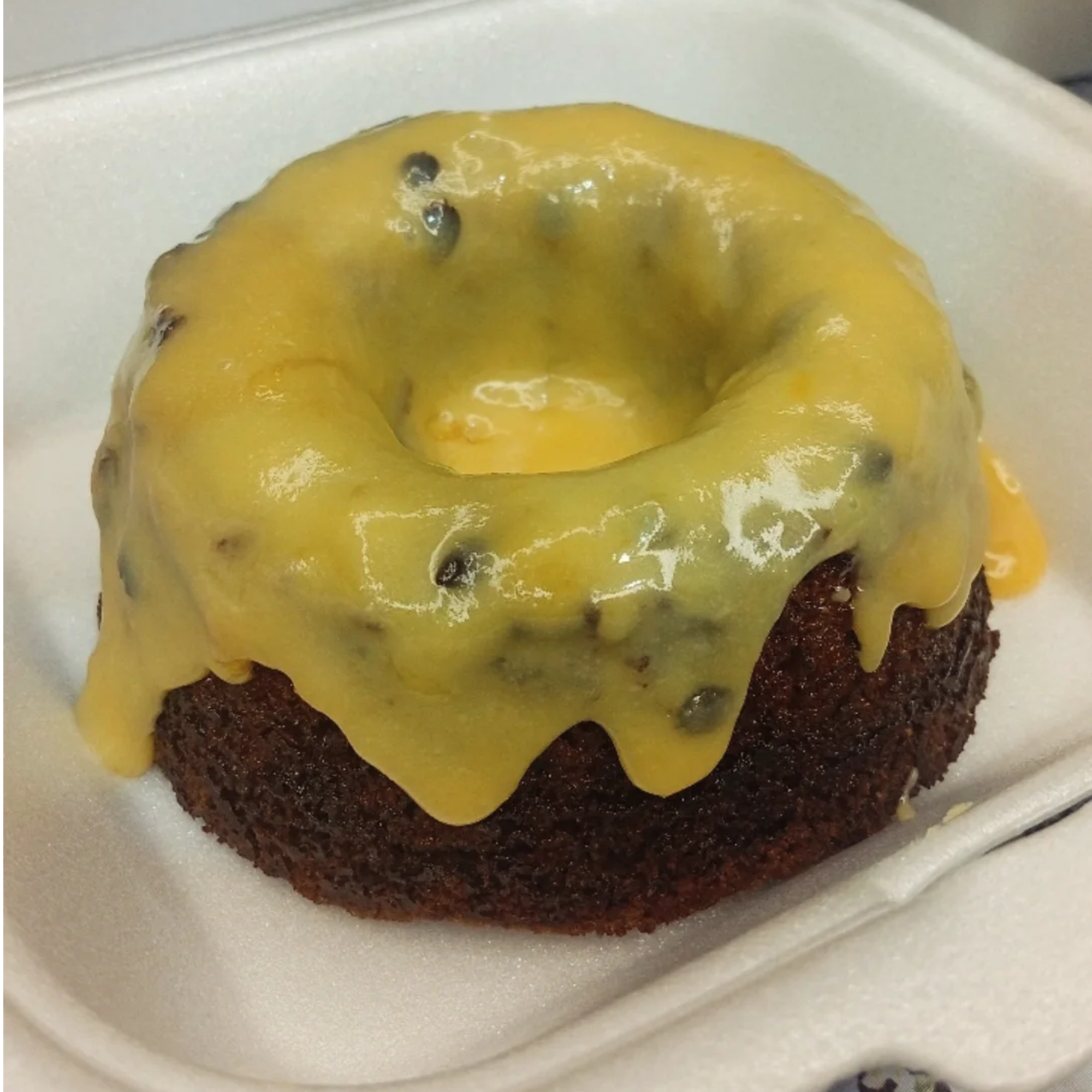 imagem de um mini bolo de masa de chocolate e cobertura de maracujá